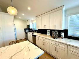 Heart of Corona Del Mar 10 minute walk to beach steps to downtown, villa en Newport Beach