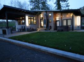 Luxe Lake Cabin Hot tub Grill Firepit EV charger, hotell med jacuzzi i Onalaska
