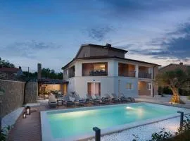 Villa Fabiana, a luxurious and spacious villa, few minutes from the beach