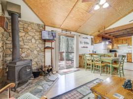 Creekside Cabin with Deck by Hiking Trails and Fishing, holiday home in Whittier