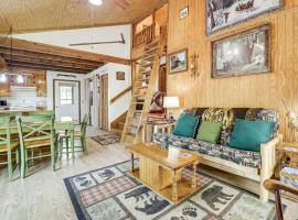 Unwind By Fire! Creekside Whittier Cabin with Deck, hotel v destinaci Whittier