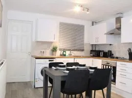 F2S SERVICED APARTMENTS 2Bedroom Terrace house with Free Wifi Netflix Suitable for Contractors walking distance to Train station