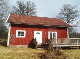 Cozy red cottage with white knots outside Lenhovda, stuga i Lenhovda