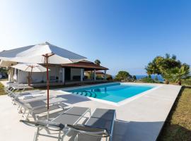 Villa Serenità - with private pool and ocean view, maison de vacances à Ricadi