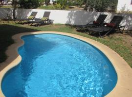 Tortuga Beach Resort 3 Bed Villa with pool, hotelli kohteessa Santa Maria