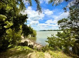 4 Guests: River & Garden Charm, villa in Budapest