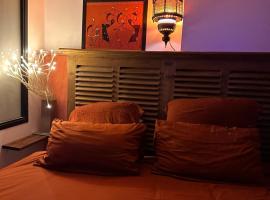 ORANGE STUDIO WITH 24/24 ACCESS, hotel in Bois-Colombes