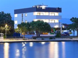 Apartments Bonaca with Jacuzzi, hotel in Privlaka
