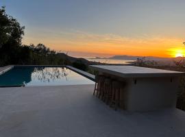 Luxueuse Villa avec Piscine pour 8 Personnes et Vue Mer Exceptionnelle proche des Plages, hotel in Saint-Côme