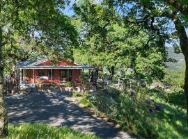 Oakden Oasis - Secluded Charm in the Heart of Sonoma With Views and Pool, hotel in Glen Ellen