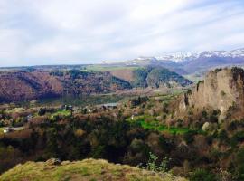 Dormez au cœur d'un volcan, dans une nature unique, hotel v destinaci Chambon-sur-Lac