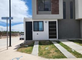 Residencia en zona industrial, ξενοδοχείο σε La Pila