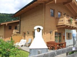 Alpen Chalets Zell am See، فندق مع موقف سيارات في نيدرمسيل