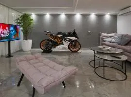 ROMSUITES - SuperBike and Jacuzzi center of city, Bahai Gardens