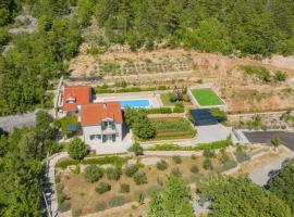 Three-bedroom villa with private pool: Lovreć şehrinde bir villa