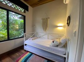 Jungle Bungalow with Small Pool, hotel in Talamanca