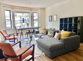 105 Awesome 2BX2B With West Elm Sofa, hotel in Hoboken
