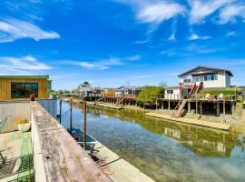 Peaceful Eureka Beach Cottage with 30-Foot Dock