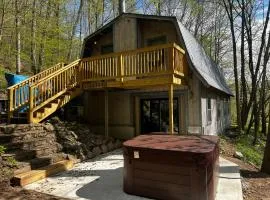 Treehouse in Woods outdoor hot tub pool optional