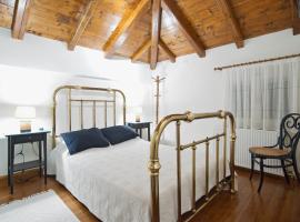 Cozy attic suite near Delphi, hotel with parking in Delfoi
