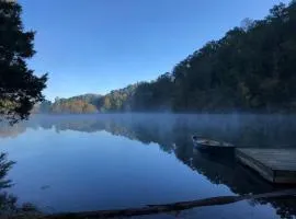 Lakeside Lodge in Tennessee nature with sauna and hot tub available