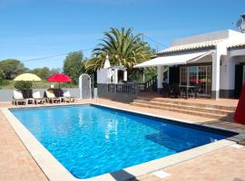 Villa Monte Alegrete with sea view, maison de vacances à Santa Bárbara de Nexe