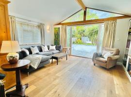 Spacious home near the Marinas with ample parking, hotel in Lymington