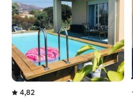 maison cosy climatisée avec piscine et jardin, hôtel à Calenzana