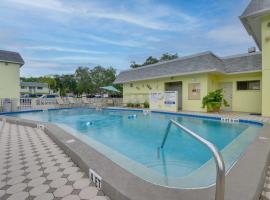 Siesta Key Condo with Heated Pool Less Than 1 Mi to Beach, hotel in Sarasota