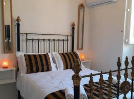 Charming town house in Cospicua, Valperga Rooms، فندق في Cospicua