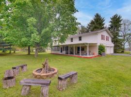 Inviting Twin Lakes Home with Indoor and Outdoor Bars!, hotell med parkeringsplass i Twin Lakes