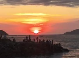 Suíte 2 beliches, cozinha e quintal compartilhados