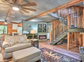 Secluded Table Rock LakeandBranson Cabin with Hot Tub!, ξενοδοχείο με πάρκινγκ σε Kimberling City