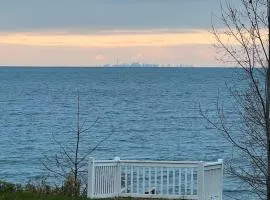 Home away on Lake Ontario