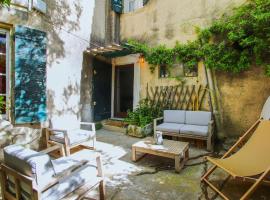 Gorgeous Home In Eygalires With Kitchenette, hotel in Eygalières