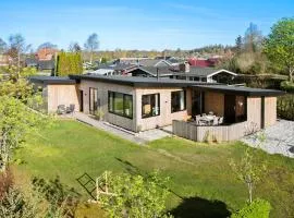 Awesome Home In Børkop With Kitchen