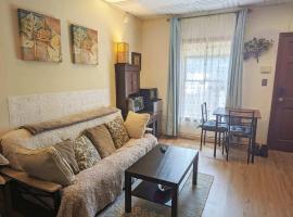 Uptown area, Cozy king Suite, quiet and private, free parking, walk to restaurants, hotel i Charlotte