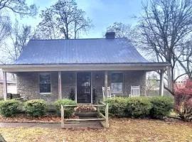 Cozy Cottage in Louisville