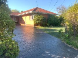 Ideal accommodation in Glen Waverley, hotelli kohteessa Glen Waverley