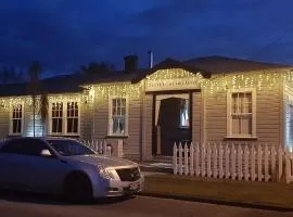 5-Star OLD POST OFFICE HOLIDAY HOME - 5-7-Bedroom Art Deco Elegance