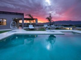 Villa Lady Dafni with private heated pool, hotell i Maleme