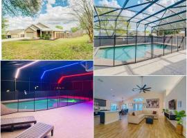 Spacious Home - Heated LED Pool & Ping Pong, hotel in Minneola