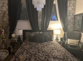 Luxury one bedroom condo, luksushotell i Kitchener