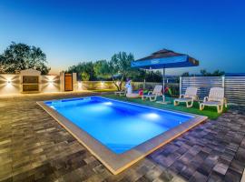 Family holiday home - pool - terrace - private restaurant, hotel con parking en Benkovac