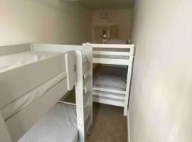 Spacious Ashley Cross Flat, hotel in Parkstone