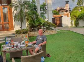 Sandy Bliss Villa, семеен хотел в Шри Джайеварденепура Кота