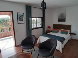 Habitación con balcón y baños privados., δωμάτιο σε οικογενειακή κατοικία σε Tacoronte