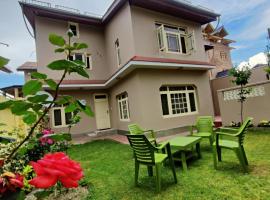 Home Away From Home Cute 3 bedroom House G floor, hotelli kohteessa Srinagar