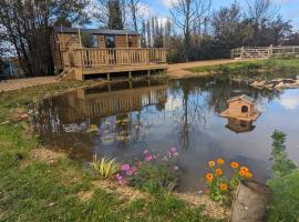 Rusty Duck Retreat Shepherds Hut, luxury tent in Shedfield