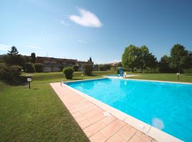 Amazing apartment two pool well located panoramic lake view, hotel in Soiano del Lago